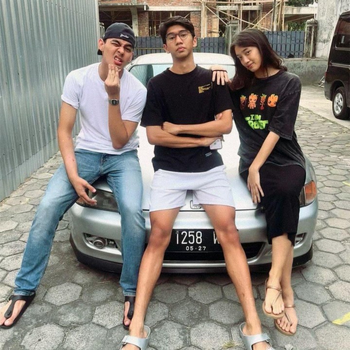 <p>Tidak hanya orang tua, anak-anak dari Duta, Ayman Modjo dan Chiara, juga sangat dekat dengan putra Attar, Fattah Syach. Ketiganya pun terlihat berpose bersama. (Foto: Instagram: @shadjo04)</p>