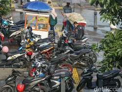 Masih Nekat Parkir di Trotoar? Ini Ancaman Sanksinya