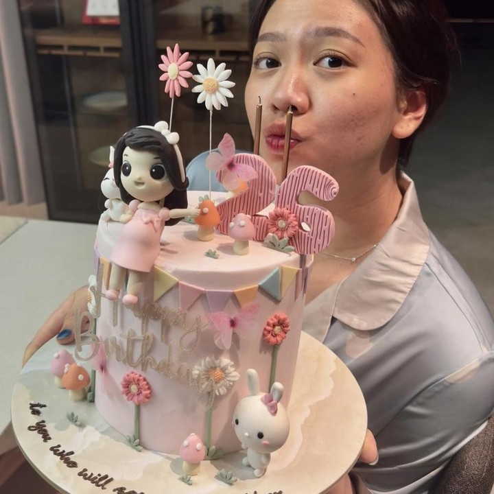 <p>Melalui akun Instagram pribadinya, Shanju membagikan potret beberapa keseruan dirinya yang merayakan ulang tahun ke-26. Tak hanya itu, ibu hamil yang satu ini juga terlihat memegang kue ulang tahun yang bernuansa merah muda. (Foto: Instagram @shanju).</p>