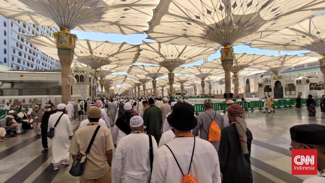 Uji Dengkul dan Haji Mabrur Jalur Tangga Darurat demi Arbain di Nabawi Sudah jamak pemandangan antrean panjang lift hotel di Madinah jelang waktu salat di Masjid Nabawi. Jemaah haji mengejar salat fardu di masjid nabi tersebut.