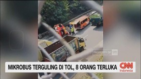 VIDEO: Mikrobus Terguling di Tol, 8 Orang Terluka