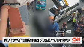 VIDEO: Pria Tewas Tergantung di Jembatan Flyover