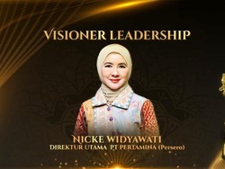 Nicke Widyawati Raih Penghargaan Visionary Leadership in Environmental Sustainability di R.A Kartini Award 2024