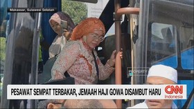 VIDEO: Pesawat Sempat Terbakar, Jemaah Haji Gowa Disambut Haru