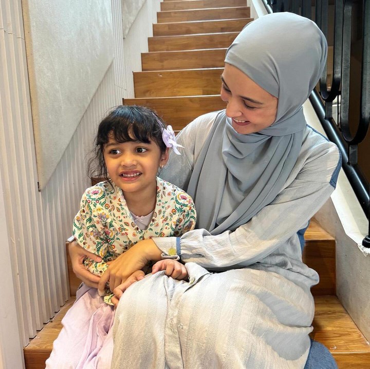 <p>"Dear Dek Sya sayang. Walaupun pas <em>graduation</em> nangis karena ramai banget. Enggak apa-apa ya, Nak. <em>Alhamdulillah</em> Dek Sya sudah selesai TK-nya. Semoga Allah Taala jadikan ilmu yang bermanfaat, semangat terus Nak. Alla baik banget sudah anugerahi kamu di kehidupan Mami dan Abi. <em>Love you</em> Dek Sya," ungkapnya seraya menyisipkan emotikon hati warna putih. (Foto: Instagram: @shireensungkar)</p>