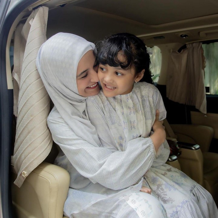 <p>Artis cantik Shireen Sungkar tengah mengungkapkan rasa bangga sekaligus bahagianya, Bunda. Bukan tanpa alasan, hal ini lantaran putri bungsunya, Cut Shafiyyah Mecca Alfatih, baru saja lulus dari TK. (Foto: Instagram: @shireensungkar)</p>