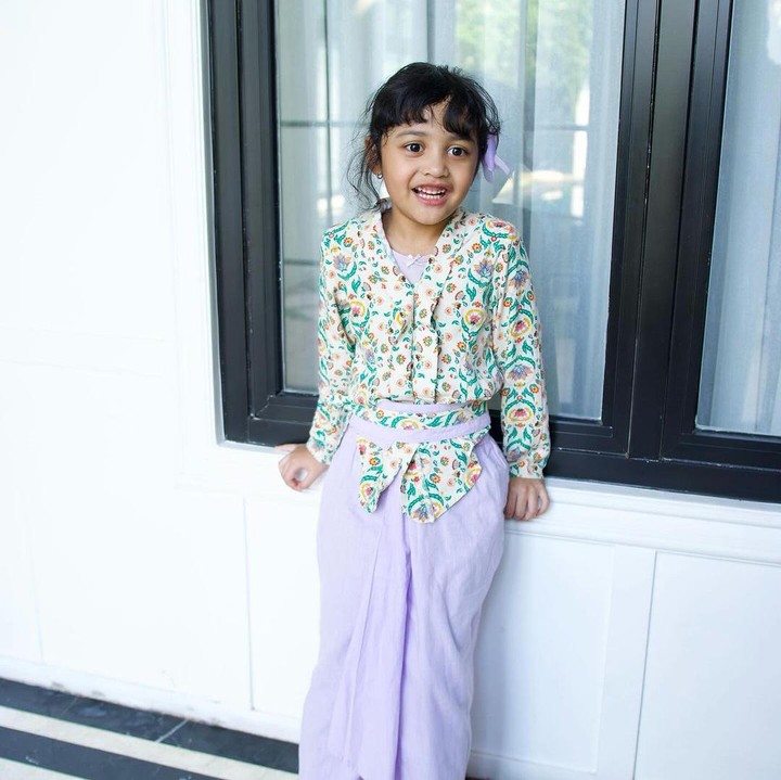 <p>Hal ini diungkapkan oleh Shireen melalui laman Instagram-nya. Ia mengunggah sejumlah potret kala gadis yang akrab disapa Sya itu mengenakan kebaya. (Foto: Instagram: @shireensungkar)</p>
