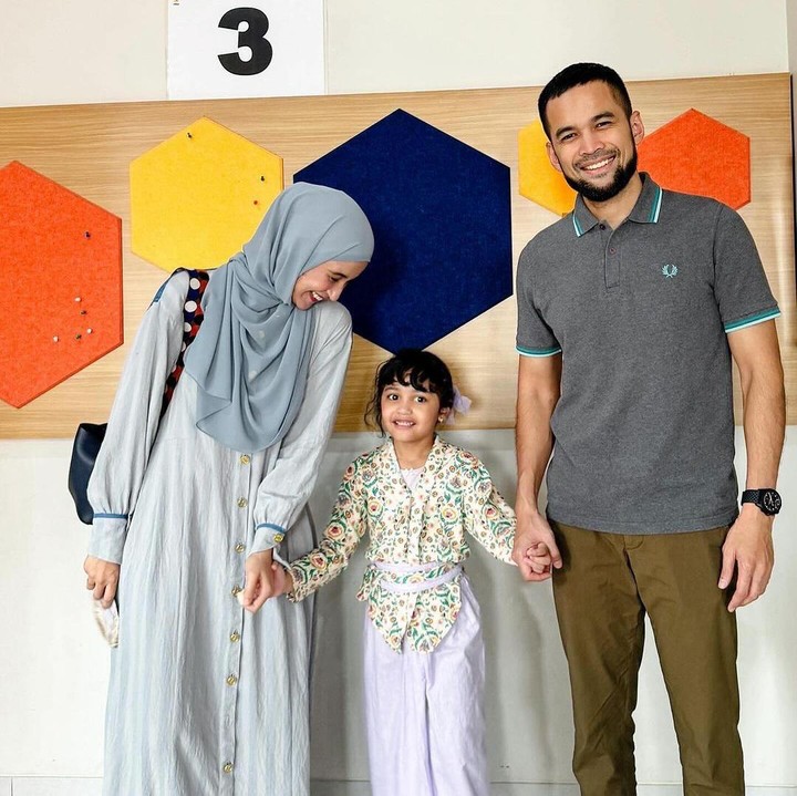 <p>"Adek Sya sayang. <em>Happy graduation</em>. Semoga Allah Taala gandeng, jaga Adek selalu. Tambah cerdas, <em>qurrota a’yun</em> dunia akhirat," ungkap seorang netizen. "<em>MasyaAllah</em> Adek Sya sudah mau jadi anak SD," tutur netizen lainnya. (Foto: Instagram: @shireensungkar)</p>