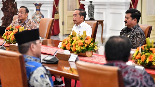 Koordinator Staf Khusus Presiden Ari Dwipayana membantah rumor Presiden Jokowi bakal melakukan reshuffle Kabinet Indonesia Maju dalam waktu dekat.