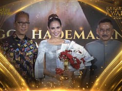 Loemongga Haoemasan Dianugerahi Piala Kartini Award 2024