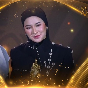 Shandy Purnamasari Raih Successful Beauty Entrepreneur For Woman's Financial Empowerment di R.A Kartini Award 2024