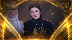 Shandy Purnamasari Raih Successful Beauty Entrepreneur For Woman's Financial Empowerment di R.A Kartini Award 2024