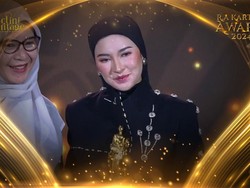 Shandy Purnamasari Raih Successful Beauty Entrepreneur For Woman's Financial Empowerment di R.A Kartini Award 2024