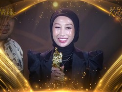 Reza Gladys Raih Piala Doctor Entrepreneur in Digital Marketing Strategy di R.A Kartini Award 2024