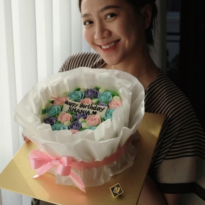 <p>Selain itu, Shanju juga mengunggah foto dirinya yang tengah memegang kue ulang tahun lainnya. Kue tersebut memiliki bentuk unik menyerupai buket bunga lho. Tak hanya itu, terdapat tulisan “Happy Birthday SHANIA” di dalam kuenya. (Foto: Instagram @shanju).</p>