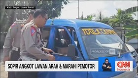 VIDEO: Sopir Angkot Lawan Arah & Marahi Pemotor