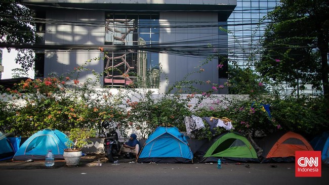 Belasan pencari suaka dicap menggangu estetika karena mendirikan tenda di depan kantor UNHCR, Jakarta Selatan. Siapa mereka sebenarnya?