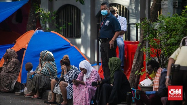Sekitar 15 orang pencari suaka yang sebelumnya mendirikan tenda di depan Kantor UNHCR PBB di Jaksel dibawa ke Rumah Detensi Imigrasi.