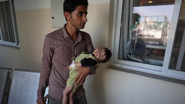 21 pasien kanker menyeberang dari Jalur Gaza ke Mesir melalui penyeberangan Kerem Shalom untuk dapat perawatan di Uni Emirat Arab.