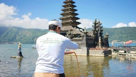 Peduli Lingkungan, Pegadaian Sebar Eco Enzyme di Danau Batur Bali