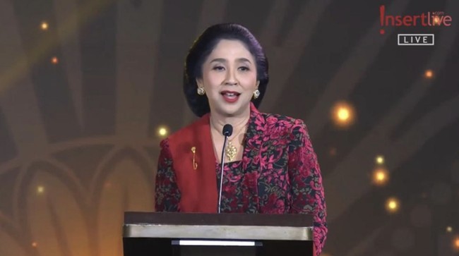 Pendiri Yayasan CT Arsa Foundation Anita Ratnasari Tanjung menerima penghargaan sebagai Inspirational Women Kartini Awards 2024 di bidang sosial dan pendidikan.