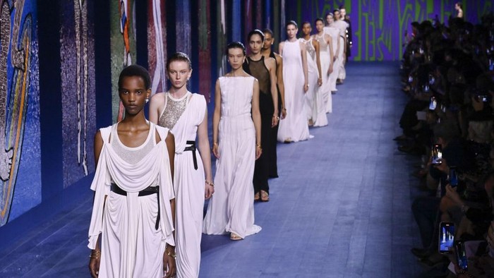img-title Semua yang Perlu Kamu Ketahui dari Paris Fashion Week Spring 2025