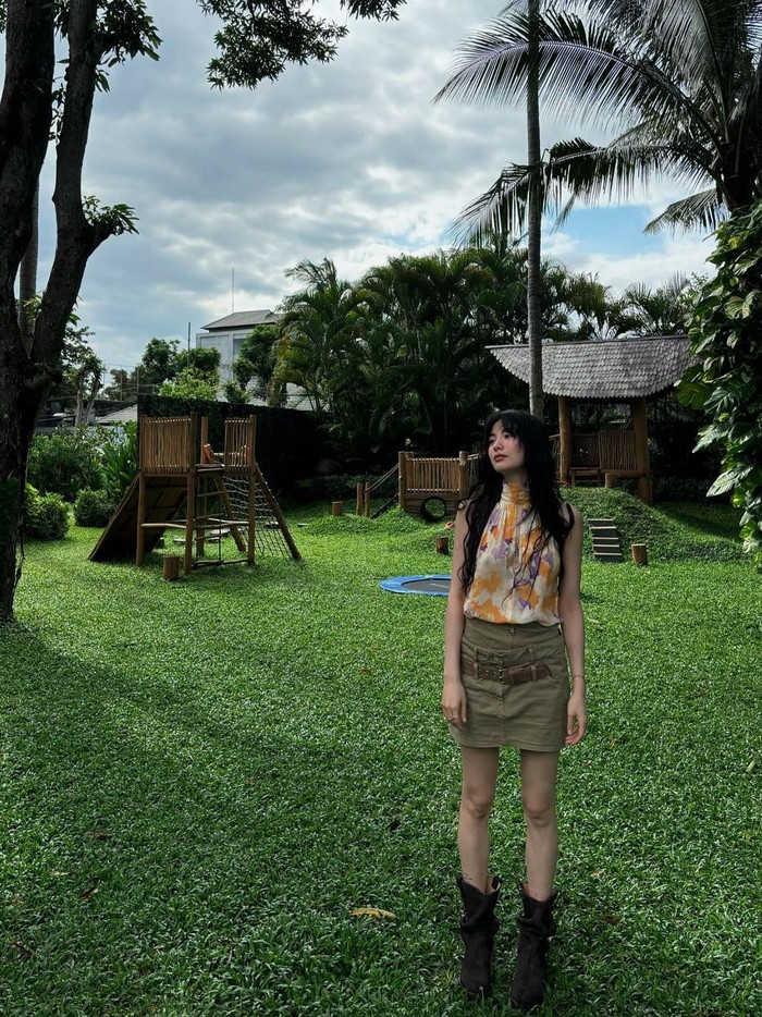 Di Bali, Nana juga berkelana ke daerah Canggu. Berparas cantik dengan pakaian berwarna kuning cokelat, rok pendek dan sepatu boots, Nana terlihat sangat menikmati momen liburannya./ Foto: instagram.com/jin_a_nana