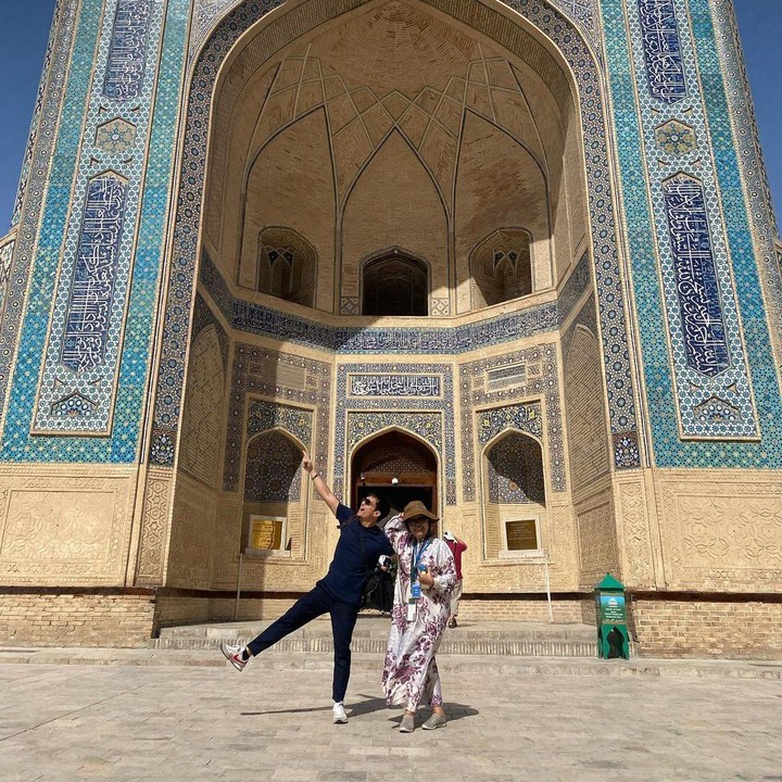 <p>Selama di Uzbekistan, Dimas Seto mengajak sang Bunda untuk mengunjungi beberapa tempat bersejarah. Salah satunya adalah wilayah Bukhara yang terkenal dengan bentengnya.  (Foto: Instagram@dimasseto_1)</p>