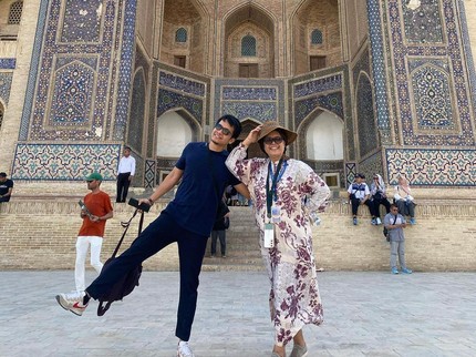 Kompak Banget! Ini 7 Momen Dimas Seto Ajak Sang Bunda Liburan ke Uzbekistan