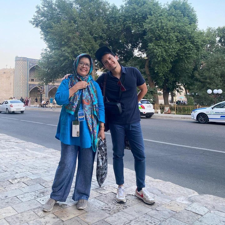 <p>Uzbekistan menjadi negara yang dituju oleh Dimas Seto dan sang Ibunda. Momen ini pun langsung diabadikan oleh suami Dhini Aminarti ini pada laman Instagram-nya. (Foto: Instagram@dimasseto_1)</p>