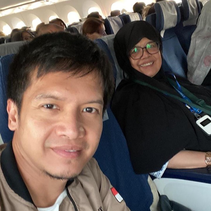 <p>Dimas Seto dan sang Bunda terlihat tak bisa menyembunyikan perasaan bahagia saat masih berada di dalam pesawat. "<em>Bismillah</em> safar lagi sama ibu di usia yang sudah 72 tahun, semoga Allah selalu memberikan sehat panjang umur yang berkah," tuturnya pada laman Instagram. (Foto: Instagram@dimasseto_1)</p>