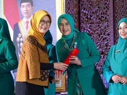 Ketua TP PKK Cilegon Hany Seviatry Raih Penghargaan dari BKKBN
