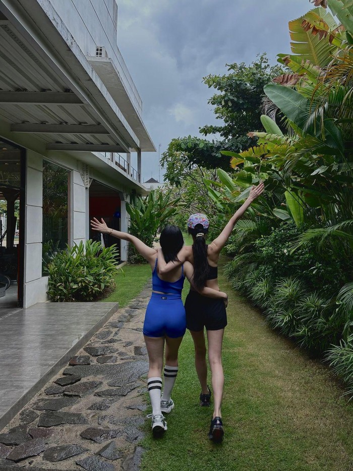 Nana juga membagikan potret dirinya bersama seorang teman dan memberikan hastag #Privatefitness dan #liveinbali, mengartikan bahwa dirinya sangat memperhatikan kesehatan dan kebugaran fisik./ Foto: instagram.com/jin_a_nana