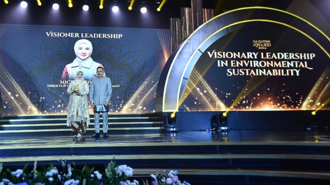 Dirut Pertamina Nicke Widyawati menerima penghargaan RA Kartini Awards 2024 melalui kategori Visionary Leadership In Environmental Sustainability, Jumat (28/6).