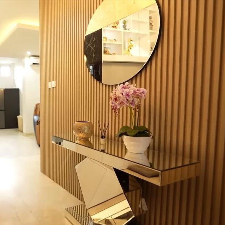 <p>Jodie mengatakan rumah yang dibelinya sendiri, tanpa campur tangan orang tuanya, ini didesain minimalis modern. Rumah ini terdiri dari dua lantai, lantai pertama terdiri dari ruang tamu, ruang makan, dapur, dan satu kamar. (Foto: YouTube TAULANY TV)</p>
