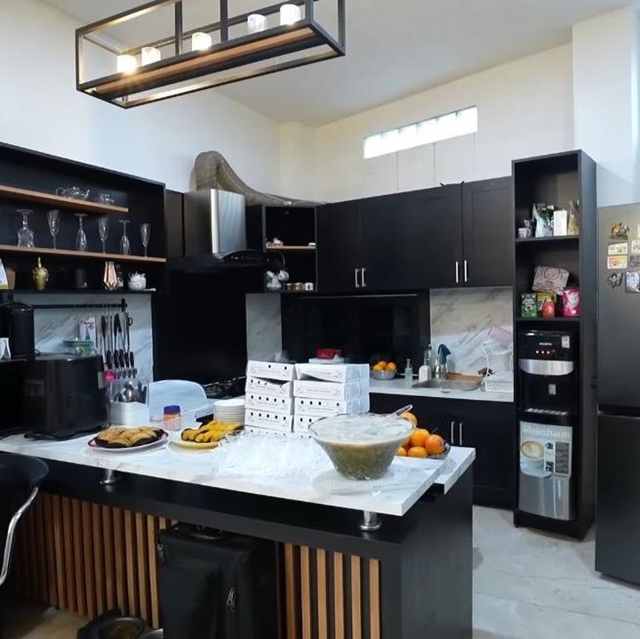 <p>Dapur minimalis Jodie yang berada di satu area dengan ruang makan ini didominasi dengan warna hitam. Keren ya Bunda? (Foto: YouTube TAULANY TV)</p>