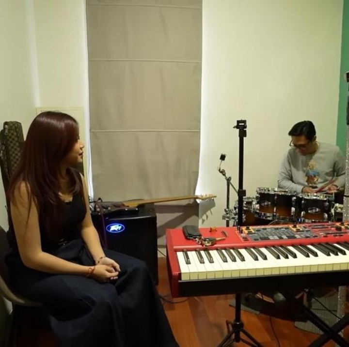 <p>Tak jauh dari rumahnya, Jodie ternyata juga membeli rumah di kompleknya itu khusus untuk studio musik. Studio tersebut dilengkapi ruang <em>editing</em> hingga latihan. (Foto: YouTube TAULANY TV)</p>