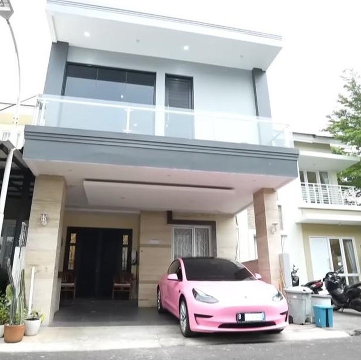 <p>Kerja kerasnya itu ternyata tidak sia-sia, Bunda. Sebab, belum lama ini ia memamerkan rumahnya yang baru selesai direnovasi, lho. Hal ini diketahui dari salah satu <em>vlog</em> yang diunggah oleh Andre Taulany. (Foto: YouTube TAULANY TV)</p>
