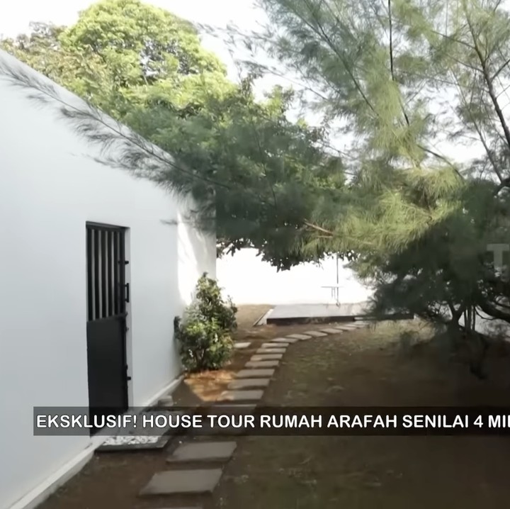 <p>Dari samping rumah, Bunda dapat melihat halaman yang asri dengan beberapa tumbuhan ditanam di sini. Di sisi lainnya juga terdapat garasi mobil untuk tempat mobil-mobil mewah milik Arafah dan adiknya Halda Rianta. (Foto: YouTube @TRANS7 OFFICIAL)</p>