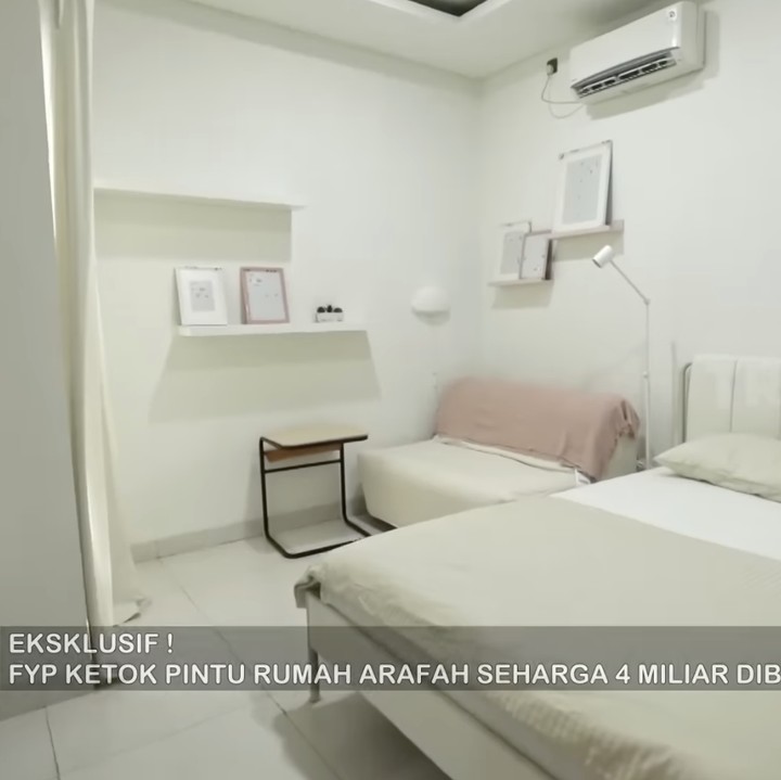<p>Di rumah ini, Arafah tinggal bersama Halda. Sang adik memiliki kamar yang juga didesain minimalis dengan dominasi warna putih dan hijau sage. Halda mengungkapkan bahwa ia menggunakan jasa perabot furniture terkenal di Jakarta untuk mendesain kamarnya. Perempuan 20 tahun ini bahkan sampai menghabiskan dana hingga Rp40 juta untuk mendapatkan kamar impiannya, Bunda. (Foto: YouTube @TRANS7 OFFICIAL)</p>