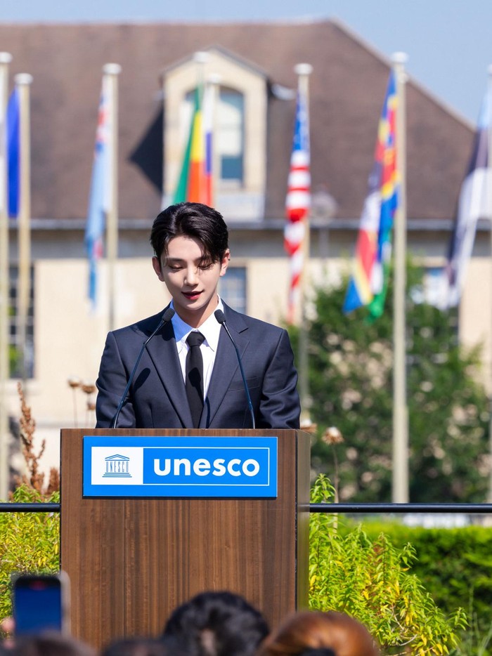 Setelah resmi dilantik, Joshua SEVENTEEN kemudian menyampaikan pidato inspiratif yang menyentuh hati mewakili grupnya yang berisi pesan untuk kaum muda di seluruh dunia serta visi mereka sebagai Goodwill Ambassador for Youth./ Foto: x.com/UNESCO