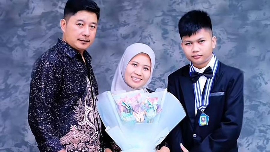 Sus Rini bersama suami dan putranya
