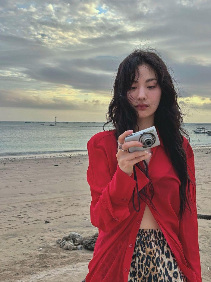 Tidak lupa, Nana juga pergi ke Pantai untuk menikmati keindahan pantai Bali yang begitu mempesona. Dengan baju merahnya, sambil bermain dengan kamera tustel, Nana tampak sangat cantik dan manis./ Foto: instagram.com/jin_a_nana