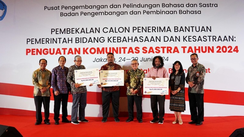 Kementerian Pendidikan, Kebudayaan, Riset, dan Teknologi (Kemendikbudristek) melalui Badan Pengembangan dan Pembinaan Bahasa (Badan Bahasa)