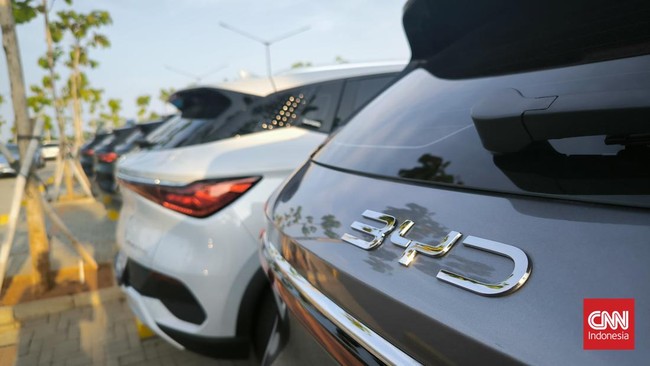 Menurut salah satu tenaga penjual dari dealer BYD di Depok, M6 sudah bisa dipesan dengan uang Rp10 juta, pengiriman disebut mulai Agustus.