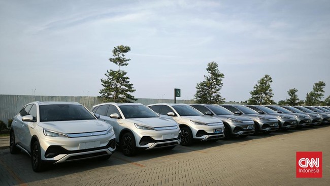 BYD menyerahkan 1.000 unit mobil listrik pesanan konsumen secara simbolis kepada 100 konsumen.