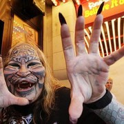 Mengenal Dennis Avner, Manusia Kucing yang Hidupnya Berakhir Tragis