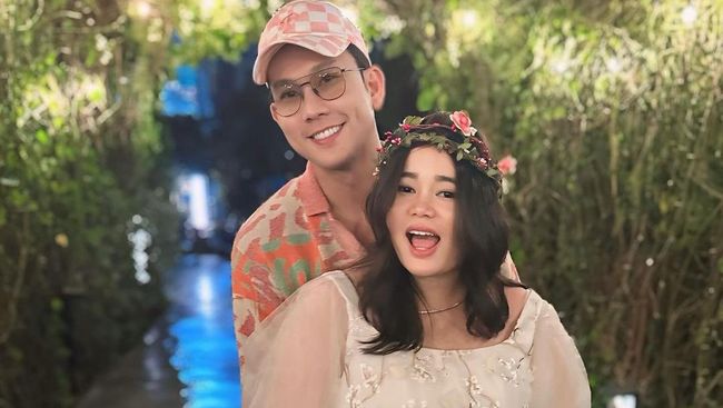 5 Ayah Seleb yang Beri Dukungan pada Sang Istri MengASIhi