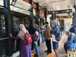 TransJakarta Bagikan Takjil Gratis di 14 Koridor Selama Bulan Ramadan