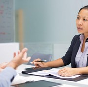 Tak Perlu Takut! Ini 8 Tips Sukses Menghadapi HRD Saat Wawancara Kerja Pertama Kali